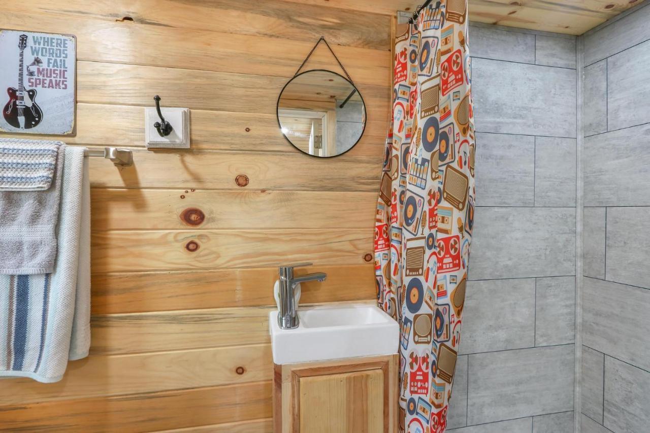 Arbor House Of - Harmony Hollow Dripping Springs